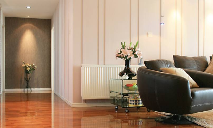     在我們挑選暖氣片時，不僅要看價格，還要看產品和服務，才能避免吃虧上當。

    選擇暖氣片從哪些角度出發?

    1.看材質

    材質影響到產品的使用和壽命。廠家選擇的材質過關，不僅在使用中減少漏水等問題，還能夠延長暖氣片的壽命。用戶在挑選材質時，可以咨詢一下鋼管或銅管的壁厚，一些特殊產品的片頭和壁厚是不同的，片頭需要加厚，才能抵抗住常年侵蝕。材質要求均勻，無凸起，無水波紋。

    2.看安裝

    很多廠家都有自己的安裝隊，或者有固定合作的安裝隊。安裝人員統一持證上崗，經驗豐富。對自己工廠的產品也比較了解，在測量、方案設計中考慮細致全面。暖氣片安裝時噪音小，測量、打孔、懸掛、打壓等步驟齊全考究，接口緊密，管路布局橫平豎直，彎管接頭少。

    3.看工藝

    暖氣片的生產工藝和品牌廠家密不可分。有些不良小廠家采用回收二手暖氣片，簡單去銹刷漆之后再投放市場，雖然暖氣片價格很便宜，但這種暖氣片往往使用不了一兩年就會漏水。真正品質好的暖氣片，往往通過下料、打孔、焊接、組裝、打壓、打磨、噴涂等幾十道精細工序生產而成，后還有嚴格的質檢。這樣的暖氣片使用起來才會安心。

    4.看售后

    正規產品都有相關的質保協議，在質保期內出現質量問題可以免費更換，因為暖氣片的品質問題給用戶造成的財產損失，還可以通過保險賠付。強大妥善的售后不僅是品牌實力的體現，也是產品過硬品質的體現。

    5.看品牌

    一款品牌形成往往需要多少年的沉淀和口碑傳播，才能在市場上占領一席之地。品牌類廠家，不僅有實力在選材、工藝方面投入較高的成本，在后期服務上也有相關的保障。一旦產品出現問題，可以免費更換，出現暖氣片不熱等問題，還可以上門維修。不會出現暖氣片漏水等問題找不到廠家、相互推卸責任等問題。

    挑選暖氣片時，不僅要看價格，還要看產品和服務，才能避免吃虧上當。

    更多資訊盡在鼎格舒適家，免費設計方案和報價。鼎格舒適家www.hsksjx.cn(全稱四川鼎格舒適家科技有限公司)是知名成都地暖公司，專業提供地暖，暖氣片，中央空調，新風，凈水系統的銷售，設計，安裝等服務。